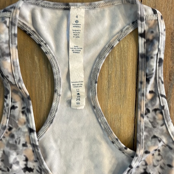 Lululemon - Picture 2 of 5